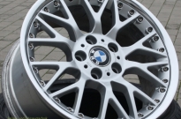 BMW mit Rand und Frontschaden instandgesetzt