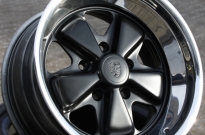 Porsche Fuchs Felge lackiert im Orginalton und Bett poliert